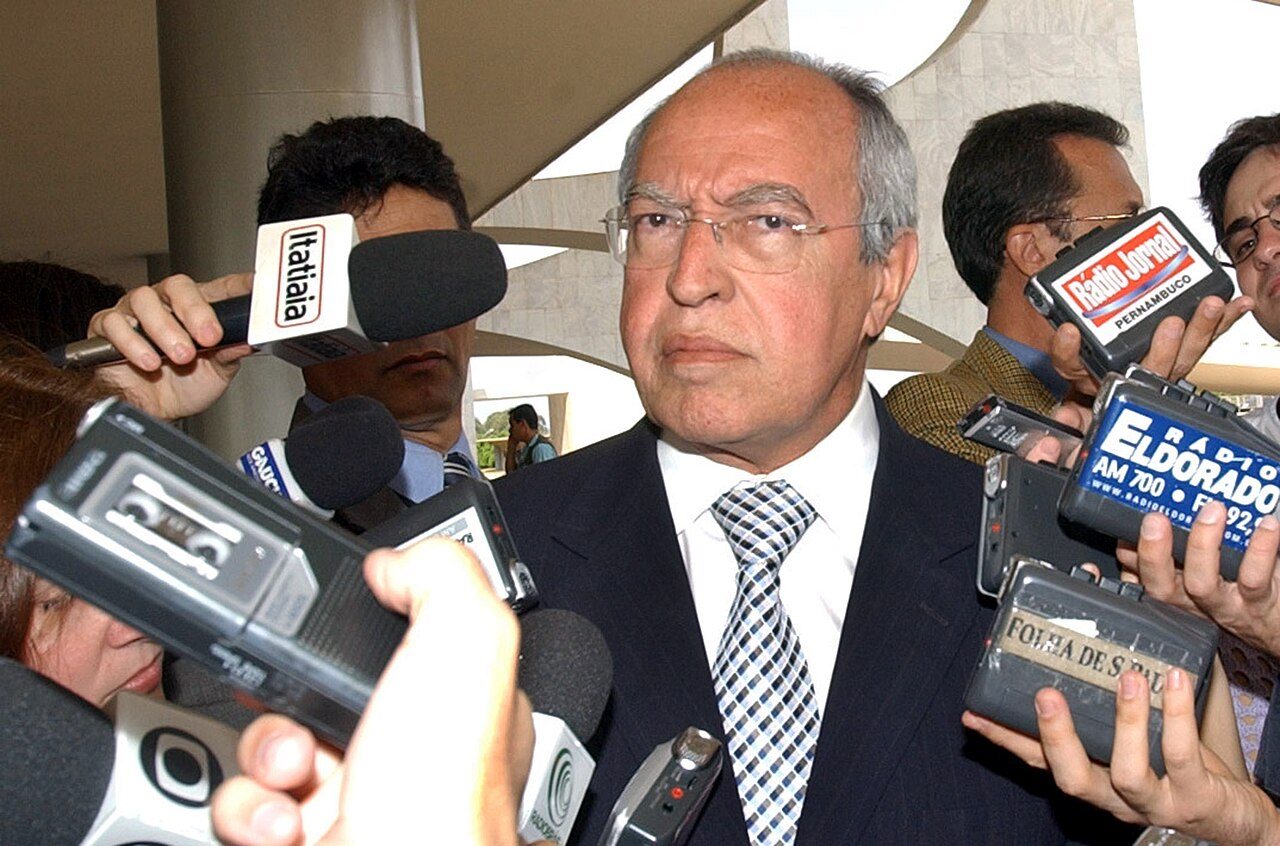 Lúcio Alcântara fala à imprensa em 2006