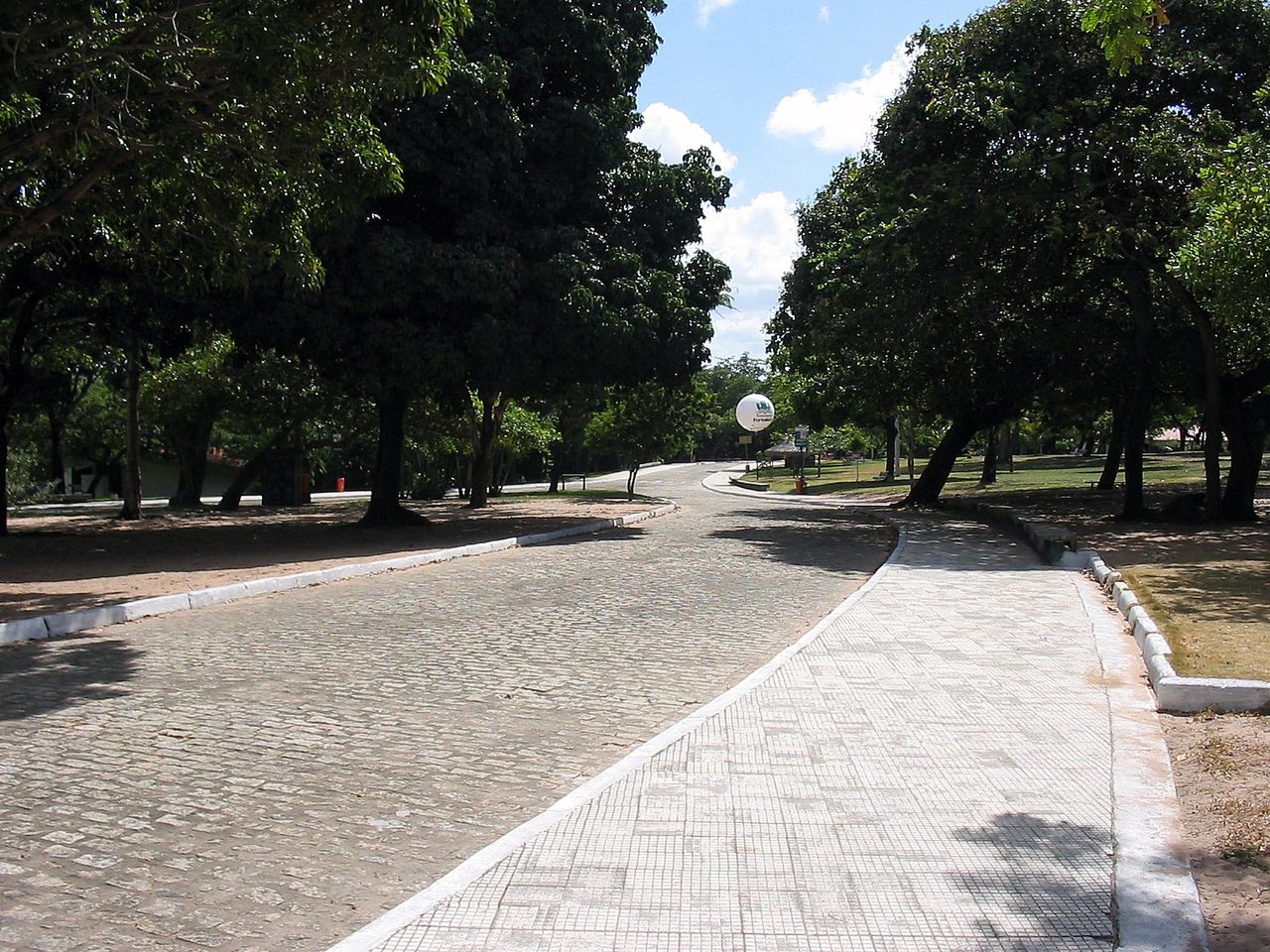 Alameda arborizada do Parque Adahil Barreto, em Fortaleza
